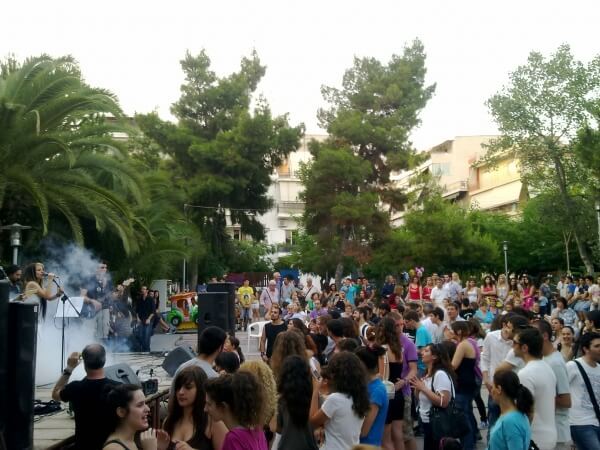 Οι νέοι πάνε πλατεία