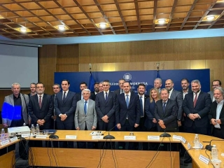 ΣΤΗΝ ΤΕΛΙΚΗ ΕΥΘΕΙΑ Ο ΤΡΙΠΛΟΣ ΚΟΜΒΟΣ ΣΚΑΡΑΜΑΓΚΑ ΣΧΙΣΤΟΥ