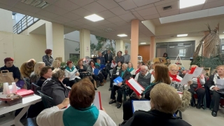 ΧΡΙΣΤΟΥΓΕΝΝΙΑΤΙΚΗ ΕΚΔΗΛΩΣΗ ΣΤΟ ΑΙΘΡΙΟ ΤΟΥ ΔΗΜΑΡΧΕΙΟΥ ΜΕ ΜΕΛΩΔΙΕΣ ΚΑΙ ΣΥΓΚΙΝΗΣΕΙΣ