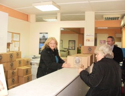 Συσκευασίες με τρόφιμα σε άπορους συμπολίτες μας την παραμονή της πρωτοχρονιάς